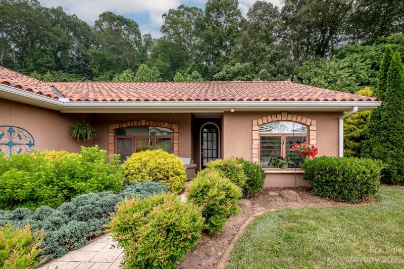 Property image 3 at 26 Ocaso Drive, Asheville, NC 28806