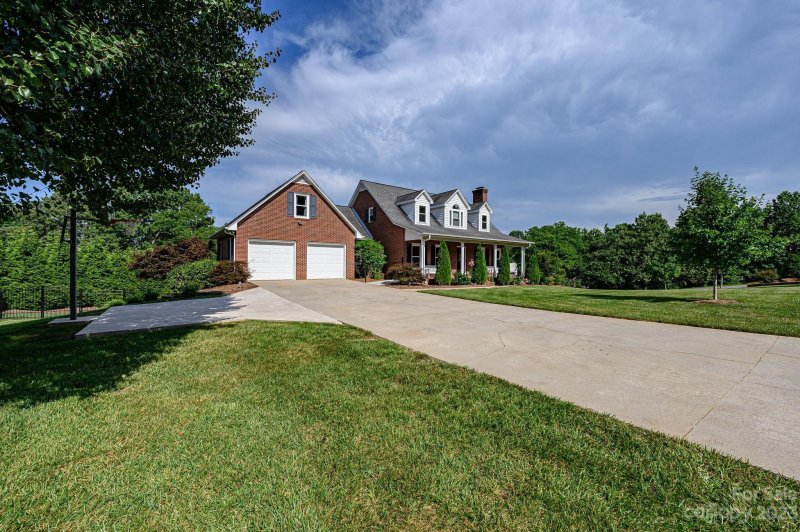 Property image 3 at 6068 Gold Creek Estate Drive, Hickory, NC 28601