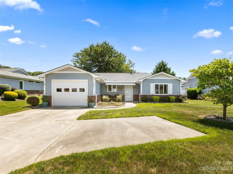 Property image 2 at 224 Dartcrest Drive, Hendersonville, NC 28792