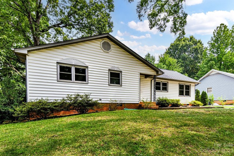 Property image 3 at 1048 Mclaughlin Drive, Charlotte, NC 28212