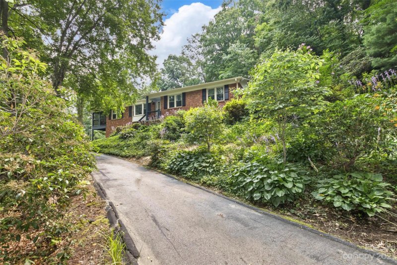 Property image 3 at 426 Deerhaven Lane, Hendersonville, NC 28791