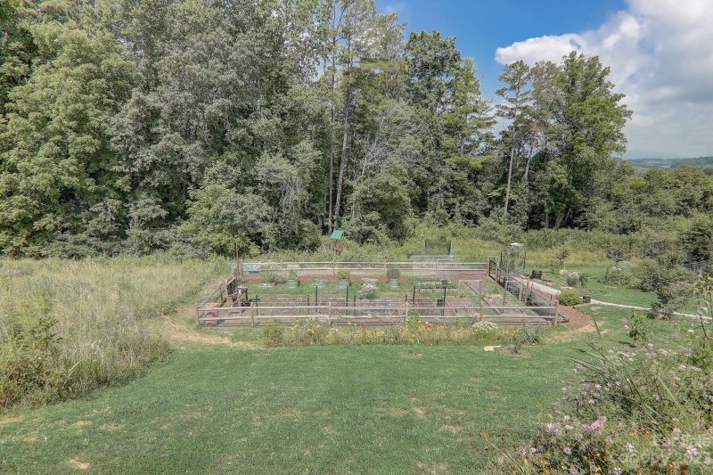 Property image 3 at 208 Westridge Farm Road, Asheville, NC 28804