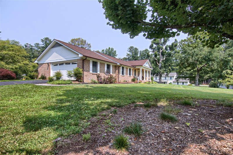 Property image 2 at 505 Crooked Creek Road, Hendersonville, NC 28739