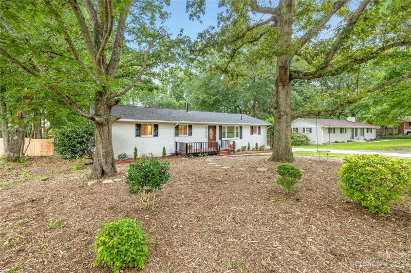 Property image 2 at 209 White Oak Lane, Matthews, NC 28104