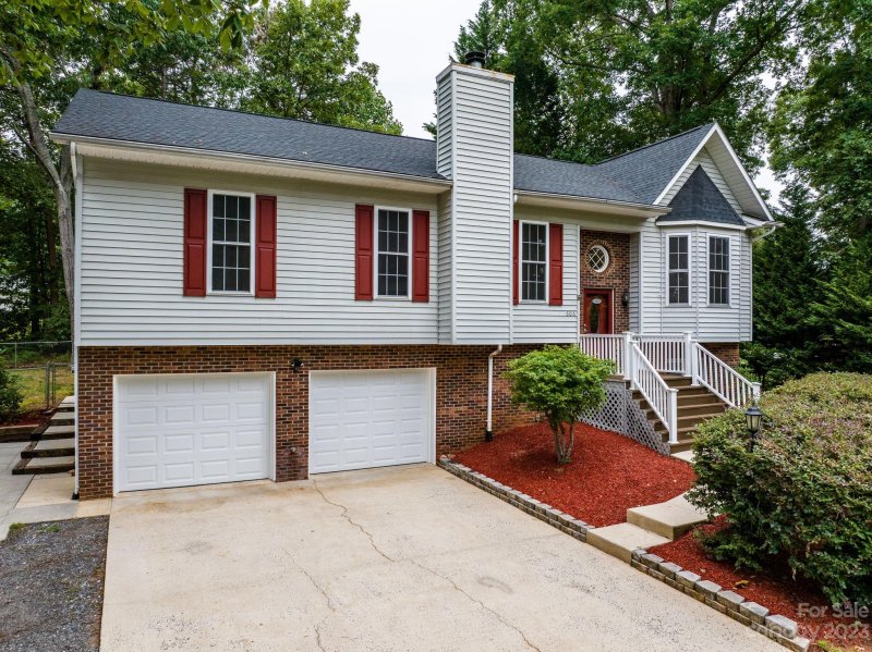 Property image 2 at 606 17th Avenue Drive, Hickory, NC 28602