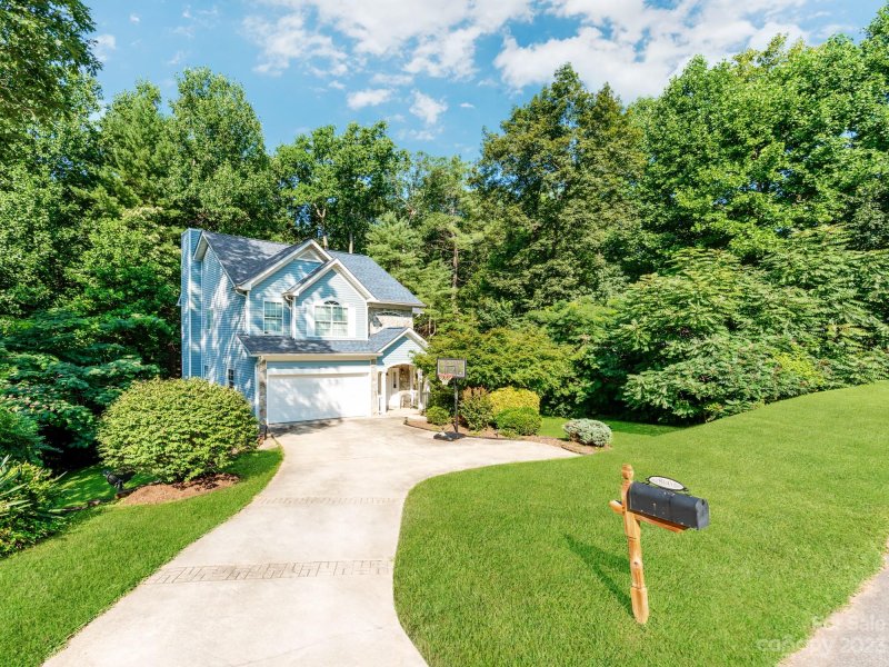 Property image 2 at 800 17th Avenue Drive, Hickory, NC 28602