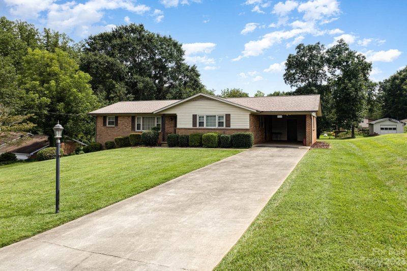 Property image 2 at 2430 23rd Avenue Place, Hickory, NC 28601