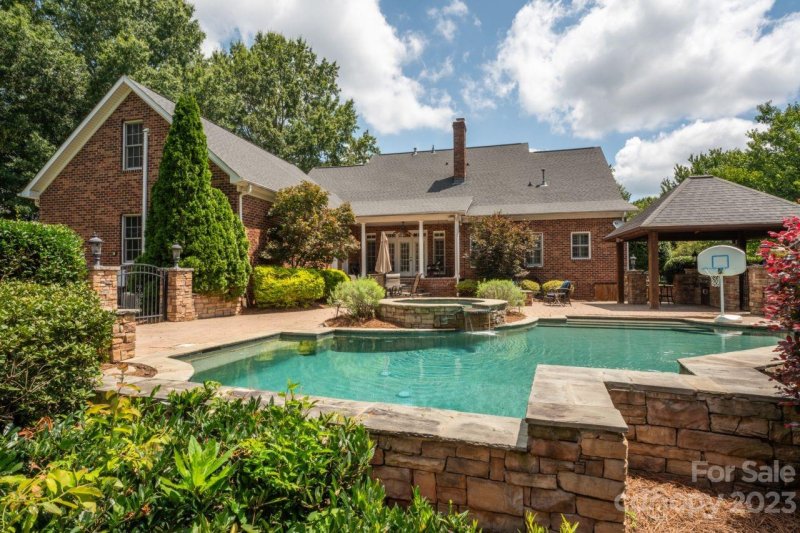 Property image 2 at 913 Tee Top Lane, Waxhaw, NC 28173