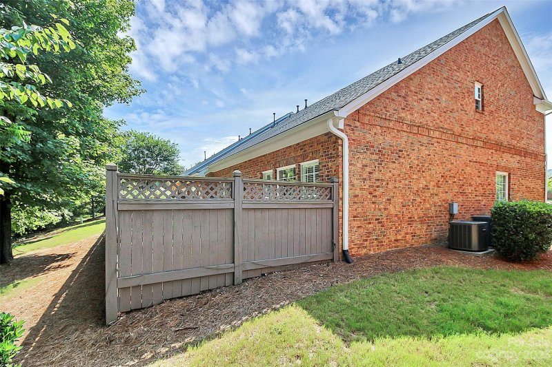 Property image 3 at 218 Robinlynn Road, Matthews, NC 28105