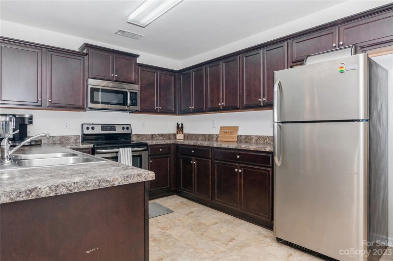 Property image 3 at 2536 Walnut Forest Drive, Charlotte, NC 28216