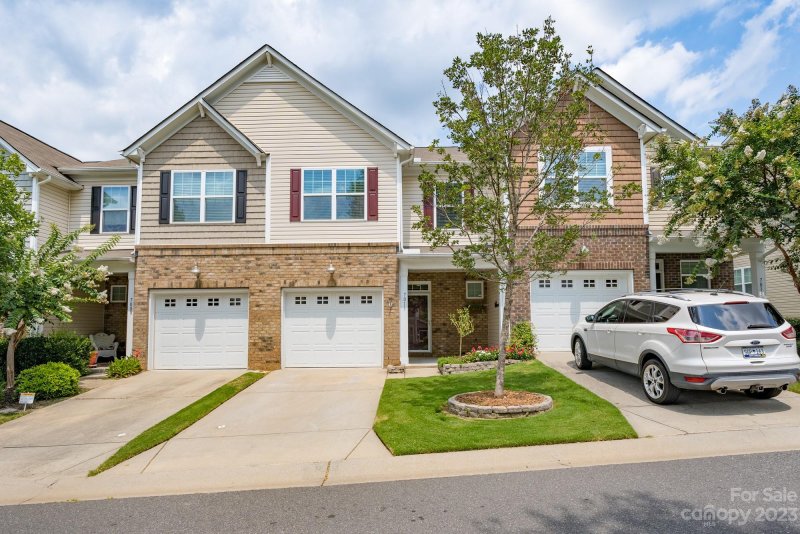 7011 Woodsbay Lane