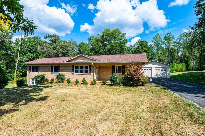 Property image 2 at 2628 27th Street, Hickory, NC 28601