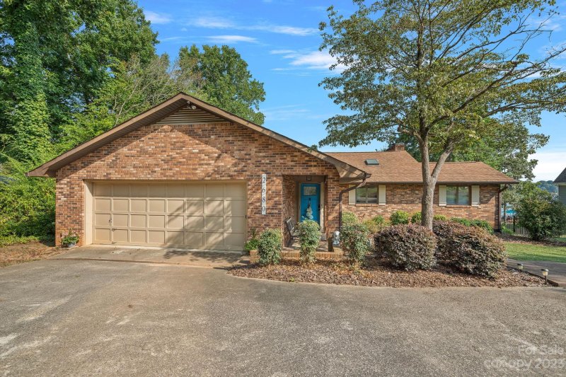 Property image 3 at 2680 Southern Breeze Drive, Sherrills Ford, NC 28673