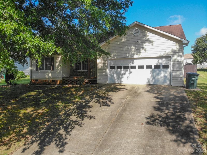 Property image 2 at 1647 Farmington Hills Drive, Conover, NC 28613