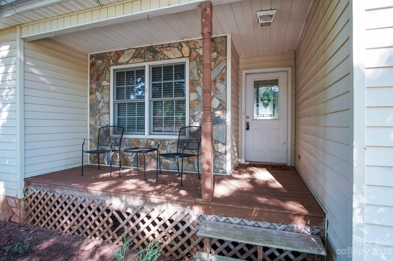 Property image 3 at 1647 Farmington Hills Drive, Conover, NC 28613