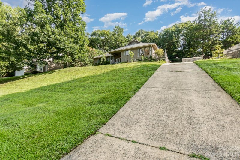 Property image 2 at 8433 Rittenhouse Circle, Charlotte, NC 28270