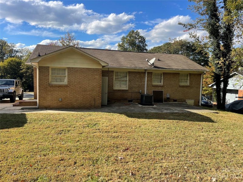 Property image 2 at 445 Short Hills Drive, Charlotte, NC 28217