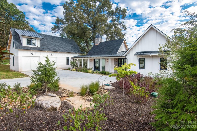 25 Wandering Oaks Way