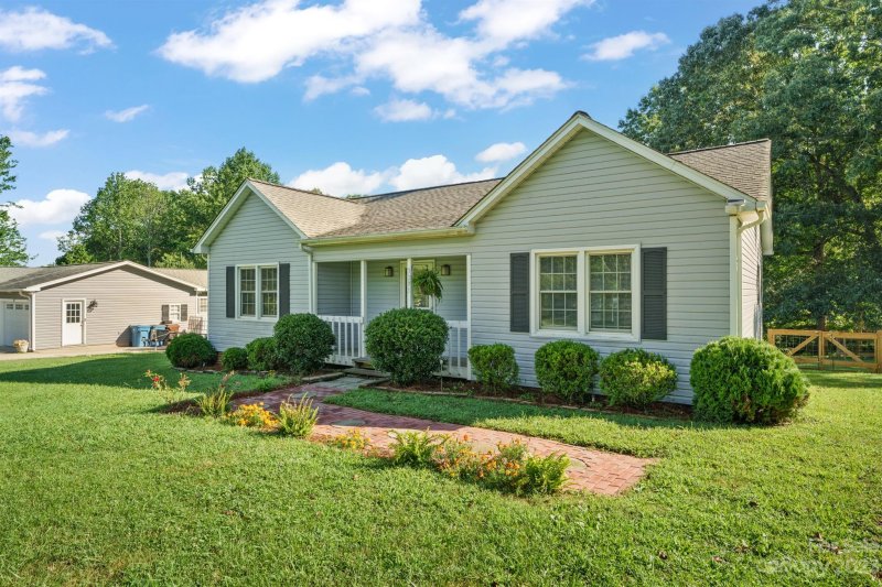 Property image 2 at 3205 44th Avenue Drive, Hickory, NC 28601