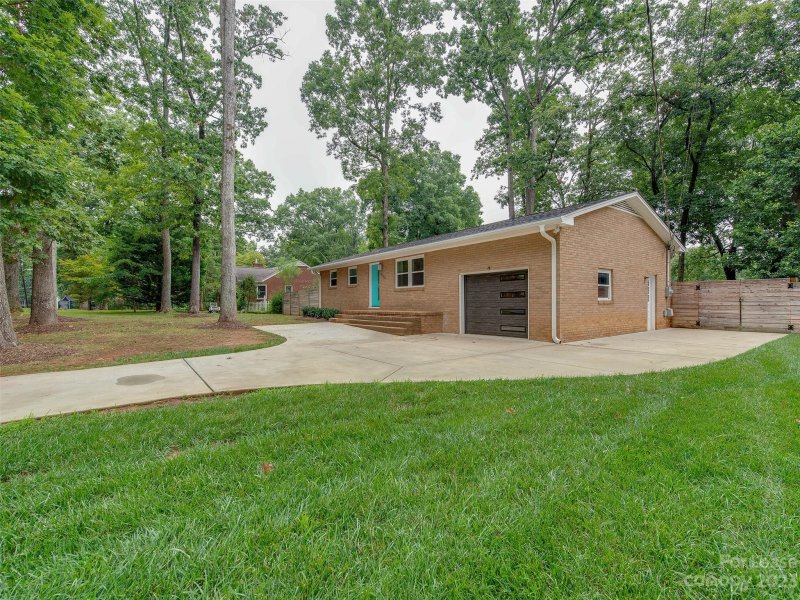 Property image 2 at 5646 Oak Drive, Charlotte, NC 28216