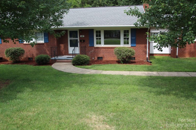 Property image 2 at 401 Armstrong Park Road, Gastonia, NC 28054