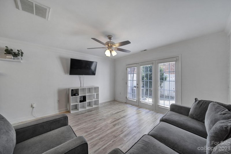 1318 Green Oaks Lane