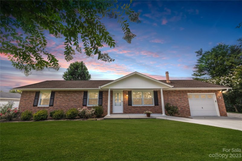 24 W Silverleaf Drive