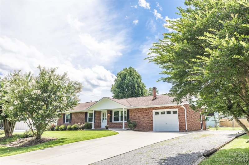 Property image 2 at 24 W Silverleaf Drive, Hendersonville, NC 28739