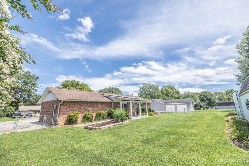 Property image 5 at 24 W Silverleaf Drive, Hendersonville, NC 28739