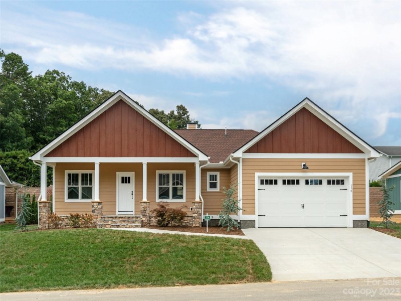 Property image 2 at 114 Olde Oak Way, Hendersonville, NC 28792