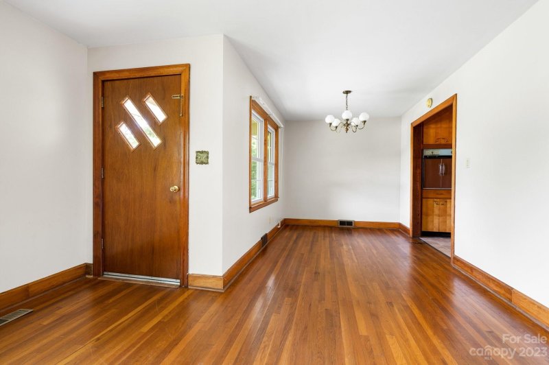 Property image 4 at 15 Larlyn Lane, Asheville, NC 28804