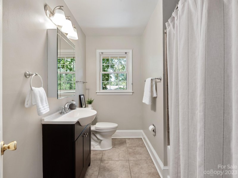 Property image 4 at 2960 Enfield Road, Charlotte, NC 28205