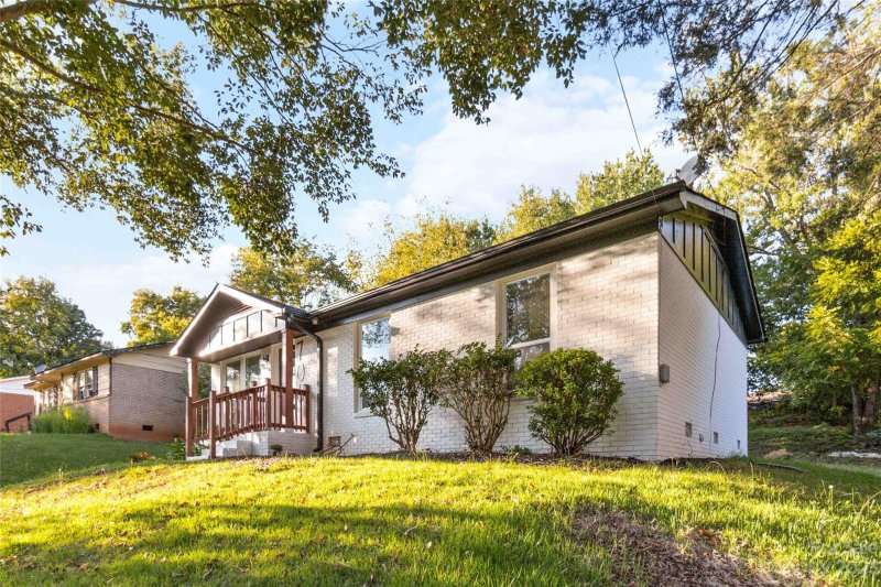 Property image 3 at 706 Dunbrook Lane, Charlotte, NC 28217