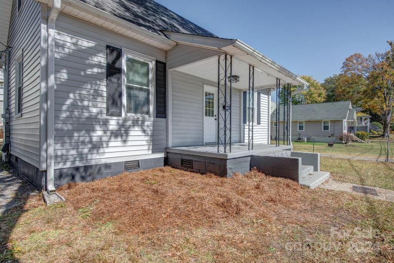 Property image 2 at 1122 W 4th Avenue, Gastonia, NC 28052