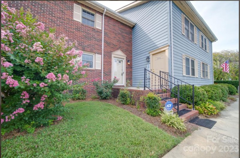 1300 Larchmont Place