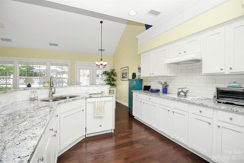 Property image 2 at 336 Robinlynn Road, Matthews, NC 28105