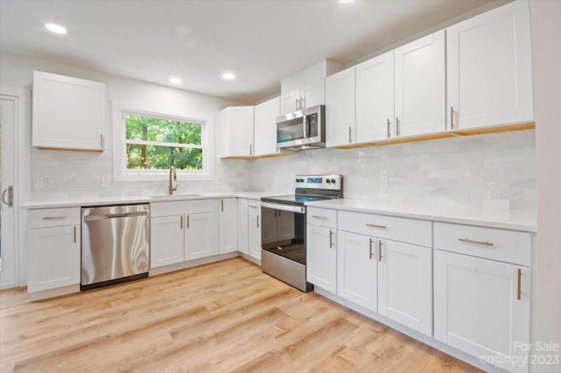 Property image 2 at 3005 Chestnut Tree Road, Hendersonville, NC 28792