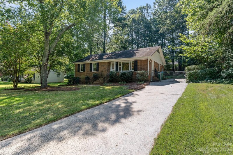 Property image 3 at 213 Clearbrook Road, Matthews, NC 28105