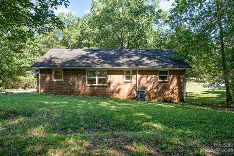 Property image 5 at 213 Clearbrook Road, Matthews, NC 28105