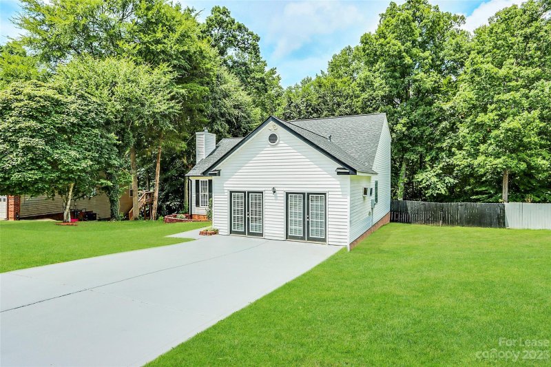 Property image 3 at 2112 Sloan Drive, Charlotte, NC 28208