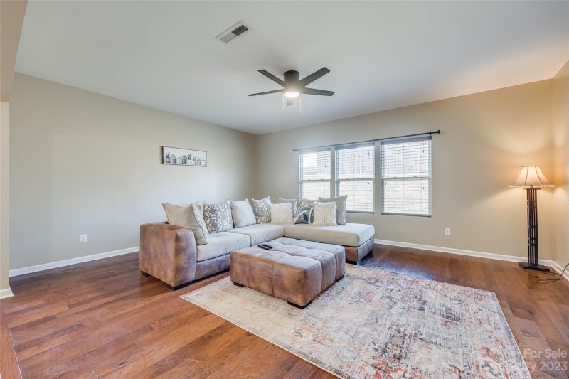 453 Dutch White Drive