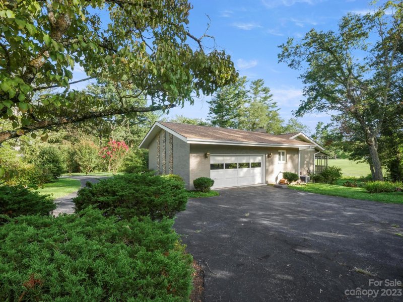 Property image 2 at 206 Newport Road, Hendersonville, NC 28739