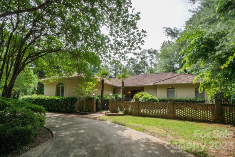 1041 Pinecrest Drive