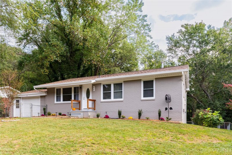 Property image 2 at 66 Pleasant Ridge Drive, Asheville, NC 28805