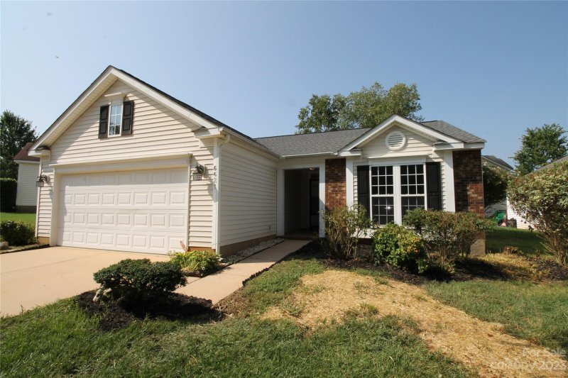Property image 3 of 6621 Wandering Creek Drive in Oakdale Green, Charlotte, NC 28216