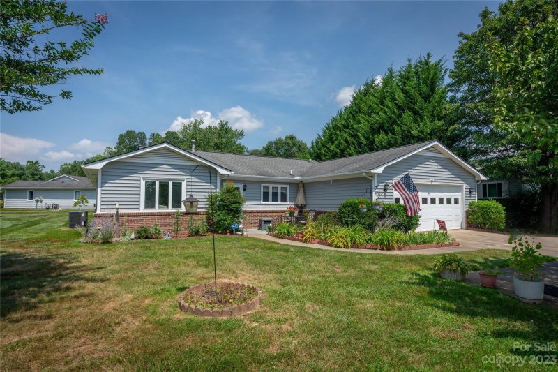 Property image 3 at 30 Doanbury Court, Hendersonville, NC 28792