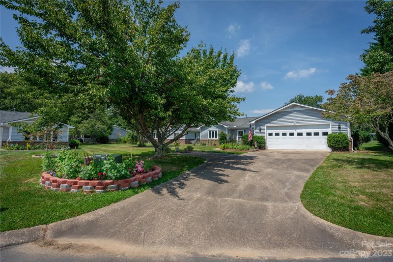 Property image 4 at 30 Doanbury Court, Hendersonville, NC 28792