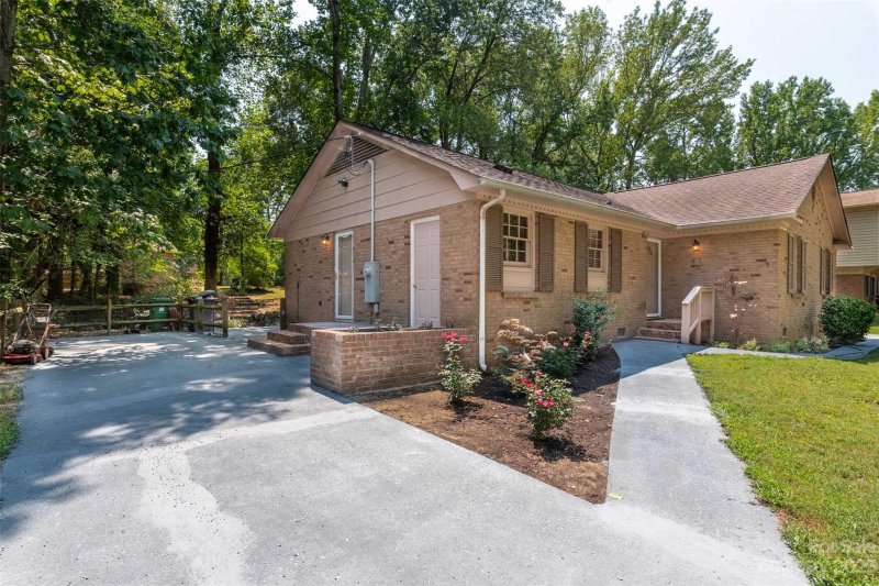 Property image 3 at 4526 Belle Plaine Drive, Charlotte, NC 28215