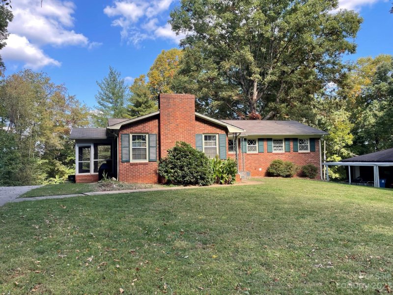 Property image 3 at 109 Crest Hill Drive, Morganton, NC 28655