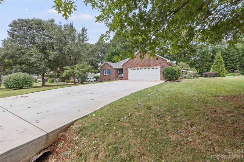 Property image 2 at 2047 Cameron Heights Circle, Denver, NC 28037